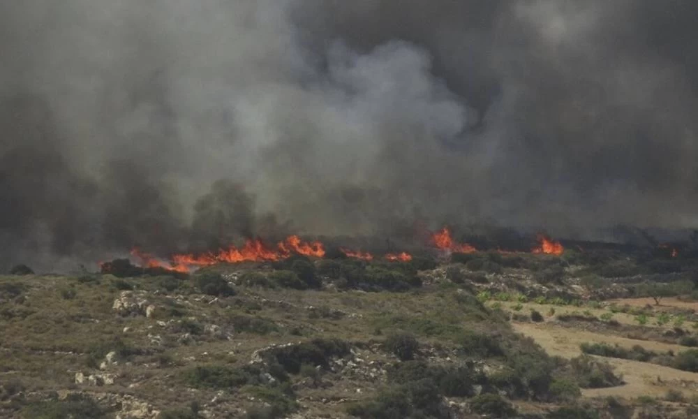 Φωτιά στην Πάρο: Συνεχείς αναζωπυρώσεις για δεύτερο 24ωρο